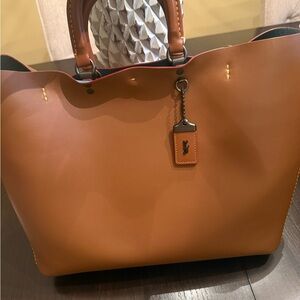 Coach Tan Leather Tote Spacious Design